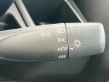 暗くなると自動でライトを点灯してくれるオートライトシステム♪