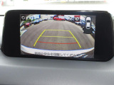 バックカメラの映像はナビへと映し出されます。大きな画面で確認ができて安心!左ドアミラーにはサイドカメラを標準装備しています。運転席からでは確認が難しい左フロントタイヤ近辺をモニターへと映し出します。