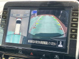 アラウンドモニター、上空から見下ろしているかのような映像をディスプレイに映し出し、スムースな駐車をサポートします。さらに、人や自転車など周囲に動くものがいる場合には、表示とブザーで注意を促します。