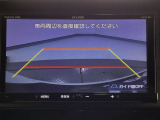 【バックカメラ】運転が苦手な方も車庫入れラクラクです!ギアをリバースに入れれば自動的に切り換わりますので、面倒な操作は不要です♪狭い駐車場もお車を傷つけず安心ですね!