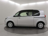 左スライドドアになっておりますので、車間の狭い場所でも隣の車両に気遣うことなく、開閉出来ますので安心です。また、