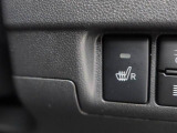 【シートヒーター】運転席と助手席をそれぞれ独立して操作できるため、座る人と室内温度にあわせた快適なシート温度が得られます♪