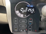 【オートエアコン】一度お好みの温度に設定すれば、車内の温度を検知し風量や温度を自動で調整。暑い&hellip;寒い&hellip;と何度もスイッチ操作をする必要はありません。快適な車内空間には必須の機能ですね♪