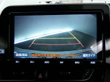 バックガイドモニター付き。車両後方の映像をナビ画面に表示し、駐車などの後退操作をサポートします。