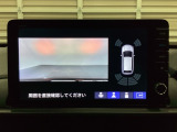 マルチビューカメラシステム搭載車です。お車の周囲を全方位でカバーします。後方・前方・両脇と、コンディションが悪い視界でもカラーモニターに映し出した映像がドライバーをサポートします。