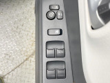 【電動格納ミラー】サイドミラーは電動格納式となっており、狭い駐車場でもキズがつくリスクを抑えられます。