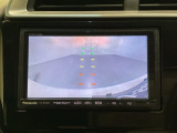 ギヤをR(バック)に入れるとナビの画面に後ろの映像が映るリアカメラ付です。後退時、コンディションが悪い視界でもカラーバックモニターがドライバーをサポートします。