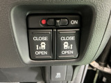 パワースライドドアの開閉はスマートキーのリモコンやドアノブは勿論、運転席側のスイッチ操作でも開閉ができ、安全・簡単です