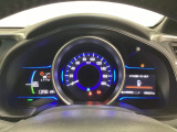 ハイブリット車専用のメーターです。中央のスピードメーターより左右のサブデスプレイで燃費や動力伝達などの情報が見れるようになっています。