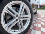 ●純正19インチアルミホイール:輸入車ならではの卓越した走りを支えるホイールと足回りです!日本車の走りに慣れている方にもぜひ体感して頂きたいほど、高いレベルでまとまっています!