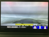 【バックカメラ】運転が苦手な方も車庫入れラクラクです!ギアをリバースに入れれば自動的に切り換わりますので、面倒な操作は不要です♪狭い駐車場もお車を傷つけず安心ですね!