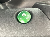 ECON モードをON にするとアクセルペダルの動きに対するエンジンの反応とエアコンの制御を切り換えることで、燃費のいい運転をするドライバーがペダルを踏んだ時と同じようにエンジンを制御します。