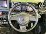 インテリアに合わせたデザインのステアリングは、運転される方のことも考え、運転しやすい形状、大きさです。是非一度、実際に触ってお確かめください。