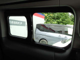リヤの窓はスライドで換気として使用できます!キャンプの車内泊時も便利な機能ですね