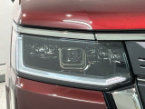 LEDヘッドライトは、点灯の瞬間から最大光量を発揮し、突然暗くなるトンネルなどでの安定感を高めます。