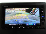 バックカメラの画像です。ガイドラインがスムースな車庫入れをサポートいたします。車庫入れの安心感がアップしますね。