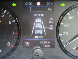 エマージェンシーブレーキは、 約10〜80km/h の範囲で前方の車両や歩行者と衝突する可能性がある場合に作動し、自動的に停止又は減速することにより 衝突回避や衝突被害の軽減を図ります。