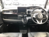 【インパネ全体】手が届きやすく、どなたでも運転しやすいです。シンプルで使いやすい設計になっています!