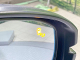 【ブラインドスポットインフォメーション】走行中、ドアミラーの死角になりやすい箇所に後続車が接近するとサイドミラー付近に警告を表示、ドライバーに注意喚起をしてくれます。