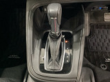 「e:HEV」は、モーター走行を中心にしながら電気エネルギーやエンジン動力を最も効率よく使い分けることができる賢いハイブリッドシステムです。サイドブレーキはスイッチ操作の電子制御パーキングブレーキです