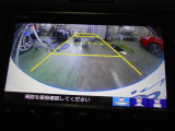 バックカメラの画像です。ガイドラインがスムースな車庫入れをサポートいたします。車庫入れの安心感がアップしますね。