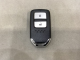 スマートキーを装備しています。鍵を差し込むことなくドアロックの開け閉めと、スタートボタン操作でのエンジンスタートができます。