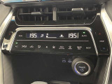 デュアルエアコンとは、運転席と助手席で、個別に温度設定ができる機能です。気温の感じ方は、人それぞれ違うもの。乗る人に優しい機能ですね。