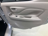 【後席ドア】ボトルホルダーが付いているので、後席でもゆっくり過ごせます♪