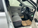 運転席まわりです。実際に座ってみて、乗り心地を体験してみてください。