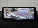 【360&deg;ビュー・モニター】クルマを真上から見たような俯瞰(ふかん)映像や助手席側のサイド映像など、視点を切り替えて表示。さまざまなアングルで視界をサポートします。