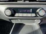 車内の温度管理がワンタッチで簡単に出来るのがオートエアコンです。これでいつでも快適ドライブが出来ますね!