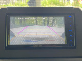 【バックカメラ】駐車時に後方がリアルタイム映像で確認できます。大型商業施設や立体駐車場での駐車時や、夜間のバック時に大活躍!運転スキルに関わらず、今や必須となった装備のひとつです!