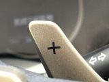 【パドルシフト】ハンドルから手を離さずに素早くシフトアップ&ダウンができるので、エンジンブレーキを使う下り坂や高速道路の合流で加速したい場面で役立ちます。