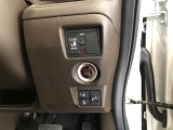 【片側電動スライドドア】リモコンや運転席のスイッチ操作のほか、ドアハンドルを少し引くだけでリアドアが自動開閉します♪