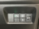 ハンドルの右側にはヘットライトリベライザーとHondaセンシング用のメインスイッチがついています。ヘッドライトリベライザーは道路状況や積荷の加重に応じてライトの高さを調節できます。