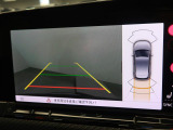 ギアをリバースに入れると車両後方の映像を映し出します。画面にはガイドラインが表示され、車庫入れや縦列駐車などの際に安全確認をサポートします。