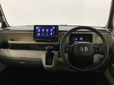車内は光触媒抗菌消臭施工済です。インパネ周りはスタイリッシュなデザインです。グローブボックスやカップホルダーのほかにトレーなどたくさんの収納スペースが付いています。