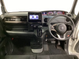 車内は光触媒抗菌消臭施工済です。インパネ周りはスタイリッシュなデザインです。グローブボックスやカップホルダーのほかにトレーなどたくさんの収納スペースが付いています。