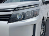【LEDヘッドライト】悪天候や夜間走行時も良好な視界を確保し安心して運転できる高輝度LEDヘッドライトを装備!点灯速度が早く、消費電力も抑えられています。