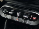 バッテリー始動、シフトボタンはトグルスイッチ式になります。ドライビングモードを切り替えるMINI エクスペリエンスモードも付いており、運転を盛り上げます。