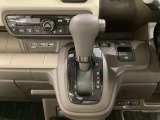CVT車のセレクトレバーです。低速から高速まで、変速ショックのないスムーズな走りと、エンジン効率のよい領域を維持して燃費にも貢献します。サイドブレーキはスイッチ操作の電子制御パーキングブレーキです。