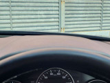 運転視界の遠方上方に虚像を投影することで前を見ながら情報の視認ができます。本当にドライバーが必要な情報を適切に伝え、楽しんで頂くことを考えた新世代装備です。※虚像は2.6m前方に浮かぶイメージです。