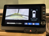 リバースギアに入れるだけで後方の表示へ切り替わります。夜間や雨の日の駐車も楽になりますよ。