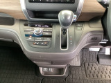 足元スッキリ、インパネシフトです。パーキングブレーキはフットブレーキタイプなので、運転席と助手席の間がスッキリしています。