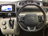 【ハンドル】運転にかかわる様々な操作を安全に行えるように視点移動が少なく操作性に配慮されたスイッチ類が凝縮されたコックピットです。