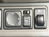 【電動格納ミラー】サイドミラーは電動格納式となっており、狭い駐車場でもキズがつくリスクを抑えられます。
