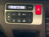 【オートエアコン】一度お好みの温度に設定すれば、車内の温度を検知し風量や温度を自動で調整。暑い&hellip;寒い&hellip;と何度もスイッチ操作をする必要はありません。快適な車内空間には必須の機能ですね♪