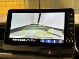 リバースギアに入れるだけで後方の表示へ切り替わります。夜間や雨の日の駐車も楽になりますよ。