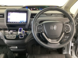 【ハンドル】運転にかかわる様々な操作を安全に行えるように視点移動が少なく操作性に配慮されたスイッチ類が凝縮されたコックピットです。