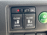 【両側パワースライドドア】スマートキーや運転席のスイッチで後席両側スライドドアの開閉が可能♪電動だから力を入れてドアを開ける必要が無く、小さなお子様でも簡単に開け閉めでき快適です♪
